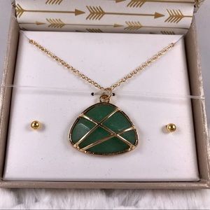 ✅🆕Green necklace faux jade and gold.